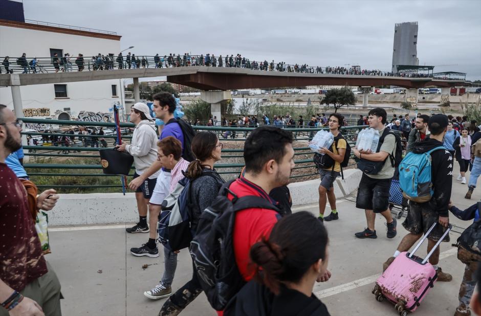 Decenas de personas en el puente que une València con La Torre