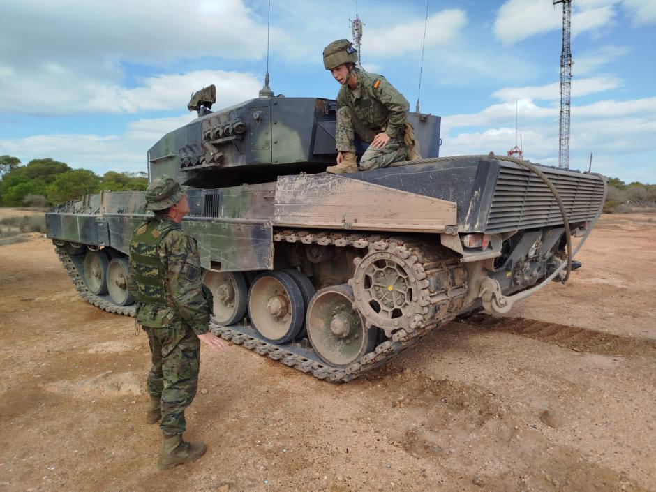 Un momento del despliegue militar en la frontera de Melilla con Marruecos en un ejercicio de preparación