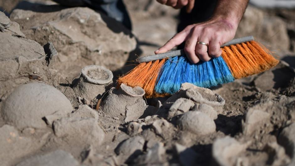 Vasijas de 5000 años descubiertas en la excavación