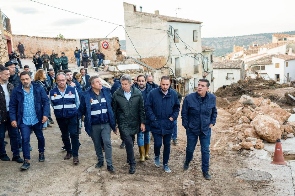 LETUR (ALBACETE), 30/10/2024.- El presidente del PP, Alberto Núñez Feijóo (c), junto al presidente de Castilla-La Mancha, Emiliano García Page (c-i), visita la zona afectada por la inundaciones en Letur (Albacete). EFE/ Jesús Monroy