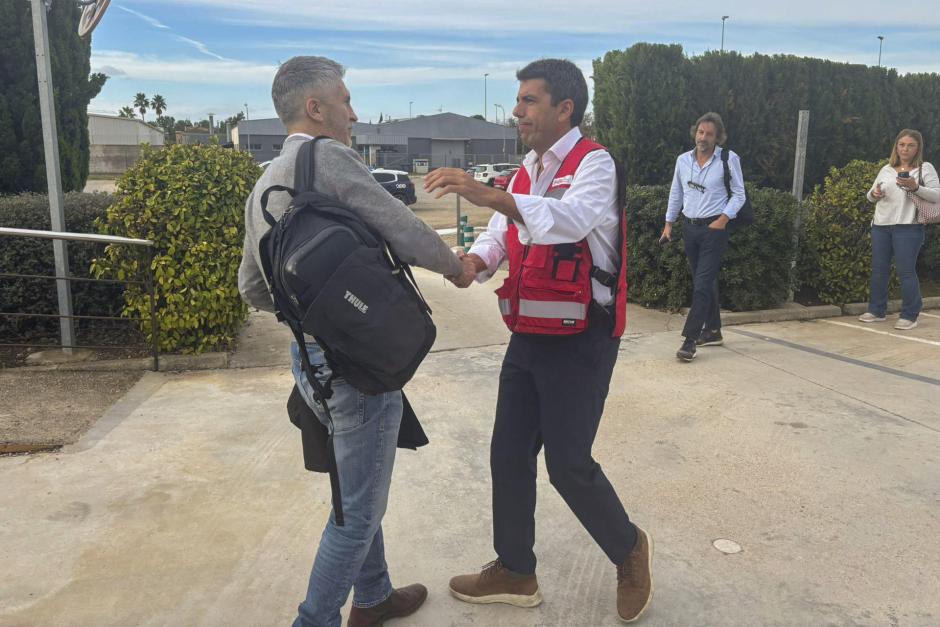 El presidente de la Generalitat, Carlos Mazón (d), saluda al ministro del Interior, Fernando Grande-Marlaska a su llegada al Centro de Control de Emergencias de la localidad de L'Eliana, Valencia