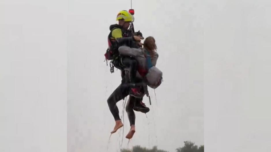 Captura de un vídeo facilitado por la UME del rescate de una mujer con sus mascotas de su casa de madera en Utiel (Valencia)