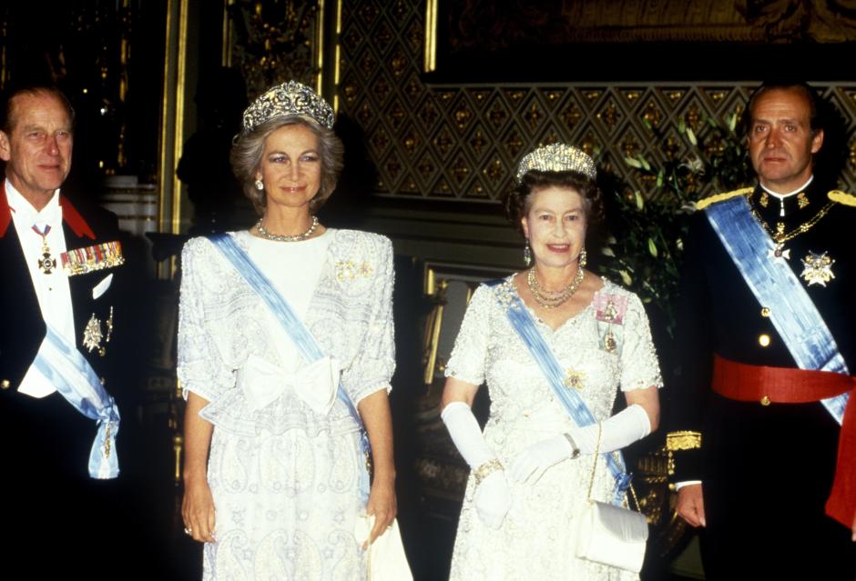 (L-R) Prince Philip, Duke of Edinburgh, Queen Sofia of Spain, Queen Elizabeth II and King Juan Carlos of Spain at a State Banquet at Windsor Castle in honour of the Spanish royal couple. Queen Elizabeth is wearing Queen Alexandra's Kokoshnik Tiara and Queen Sofia is wearing the Fleur de Lis Tiara. 
B4842 JohnShelleyCollection John Shelley Collection royal Royal Family royals Royalty ShelleyCollection Shelley Collection