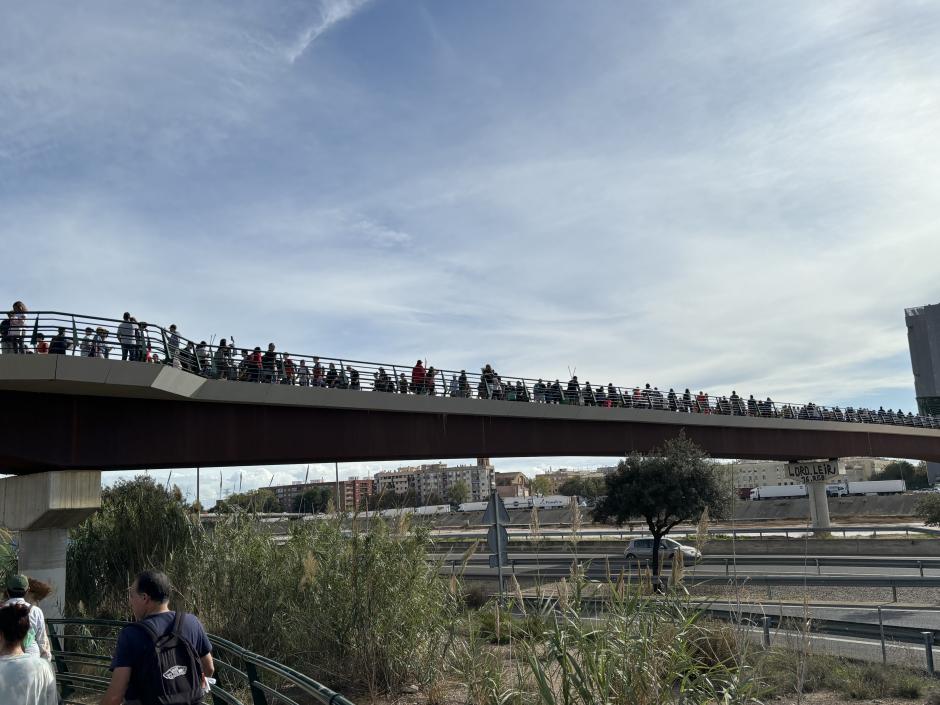 Cientos de valencianos, cruzando el puente de La Torre para ayudar a los afectados por la DANA