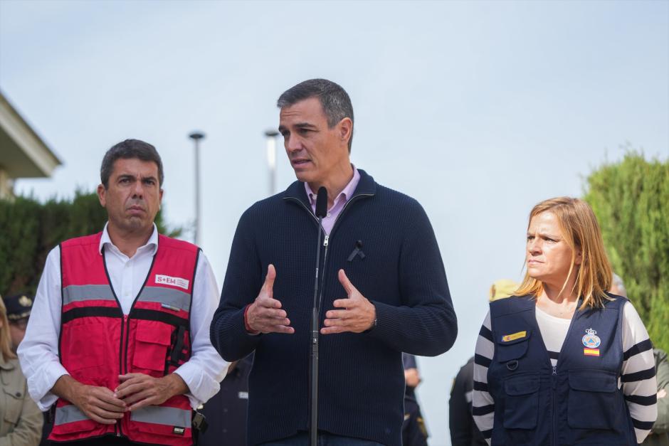 Carlos Mazón, Pedro Sánchez y Pilar Bernabé en el puesto de mando de seguimiento de la DANA, en Valencia