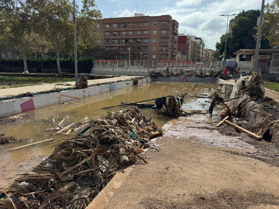 La fuerza de la riada produjo cantidad de escombros y lodo