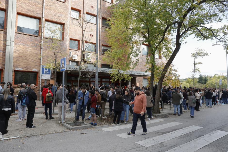 MADRID, 02/11/2024.- Varias pesonas a las puertas de la facultad de Ciencias Económicas de la Universidad Complutense de Madrid, donde este sábado se celebra la prueba de las oposiciones de RTVE para informador, después de que tuviera que ser cancelado en una primera convocatoria el pasado 29 de septiembre tras una filtración de las preguntas. EFE/ Zipi Aragon