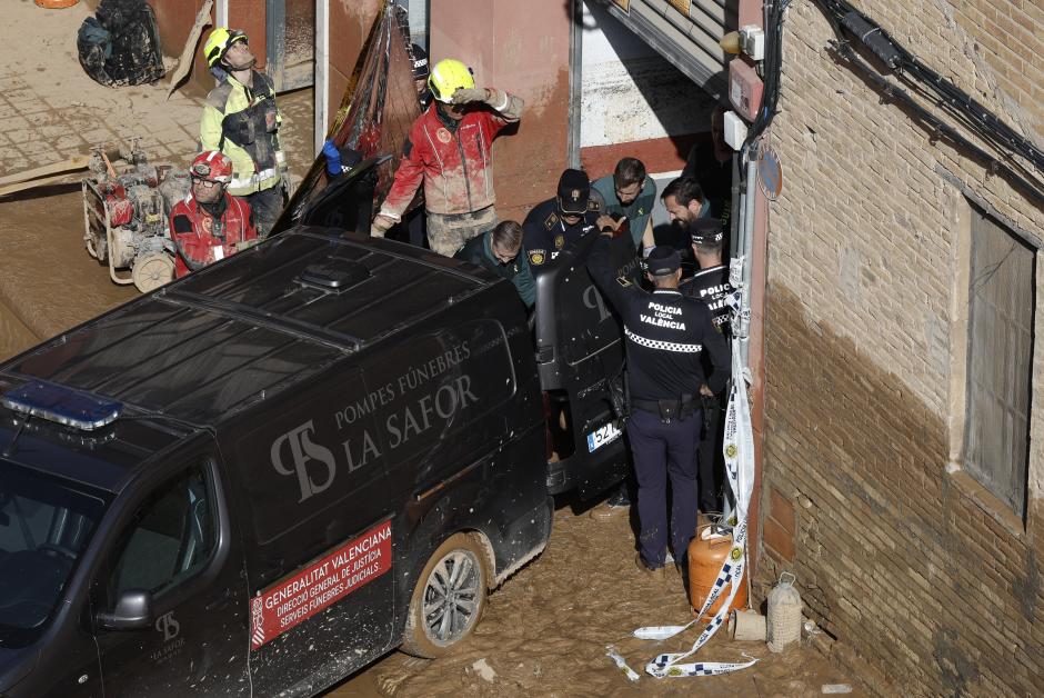 Guardias civiles y policías locales retiran un cadáver de un garaje en el barrio valenciano de La Torre, este jueves