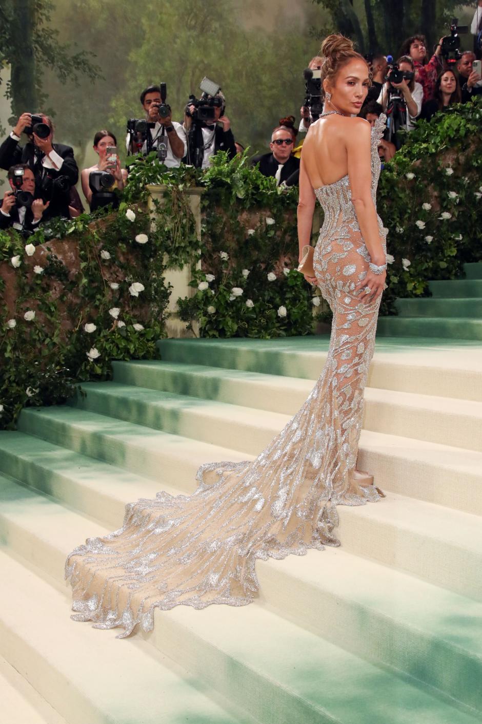 Singer and actress Jennifer Lopez attending Met Gala. The Metropolitan Museum of Art's Costume Institute Benefit, celebrating the opening of the Sleeping Beauties: Reawakening Fashion exhibition , New York, USA - 06 May 2024

en la foto : vestida por la firma " Schiaparelli "