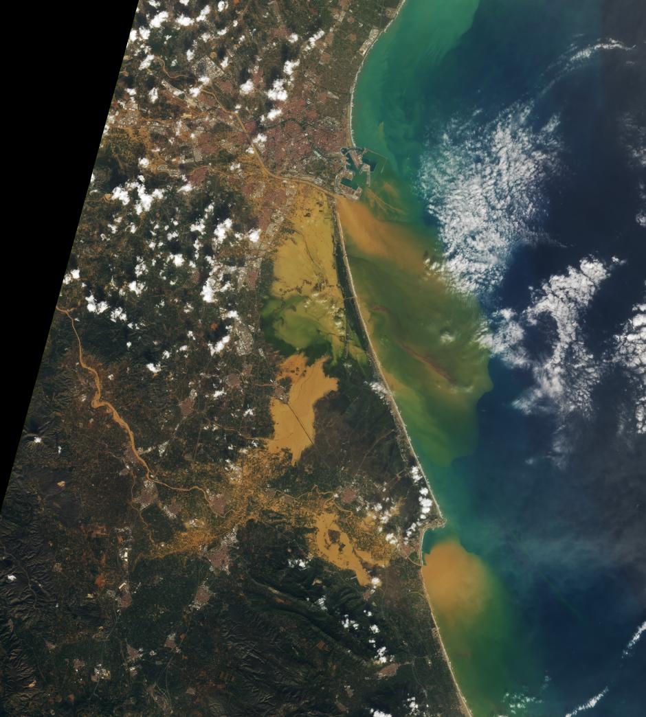 En esta imagen la NASA muestra cómo el barro cubre toda la periferia de Valencia. Y sobre todo, cómo ese agua sucia termina en la Albufera y el mar Mediterráneo. «Las aguas de la inundación cargadas de sedimentos también llenaron el cauce del río Turia», señala la NASA. «El 29 de octubre de 2024, cayeron más de 300 milímetros (12 pulgadas) de lluvia en algunas zonas de la provincia, según informó la agencia meteorológica española, AEMET. En la localidad de Chiva, cayeron casi 500 milímetros (20 pulgadas) en 8 horas».