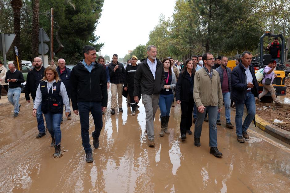 Los Reyes, junto al resto de autoridades, se dirigen hacia el núcleo urbano de Paiporta