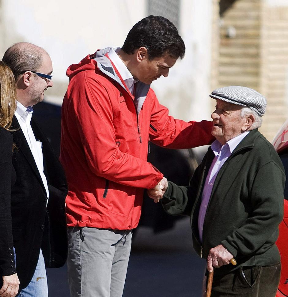 El entonces secretario general del PSOE, Pedro Sánchez, conversa con un vecino de Pradilla de Ebro (Zaragoza), durante su visita hoy a la liocalidad, una de las poblaciones zaragozanas afectadas por la avenida extraordinaria del Ebro. EFE/Toni Galán