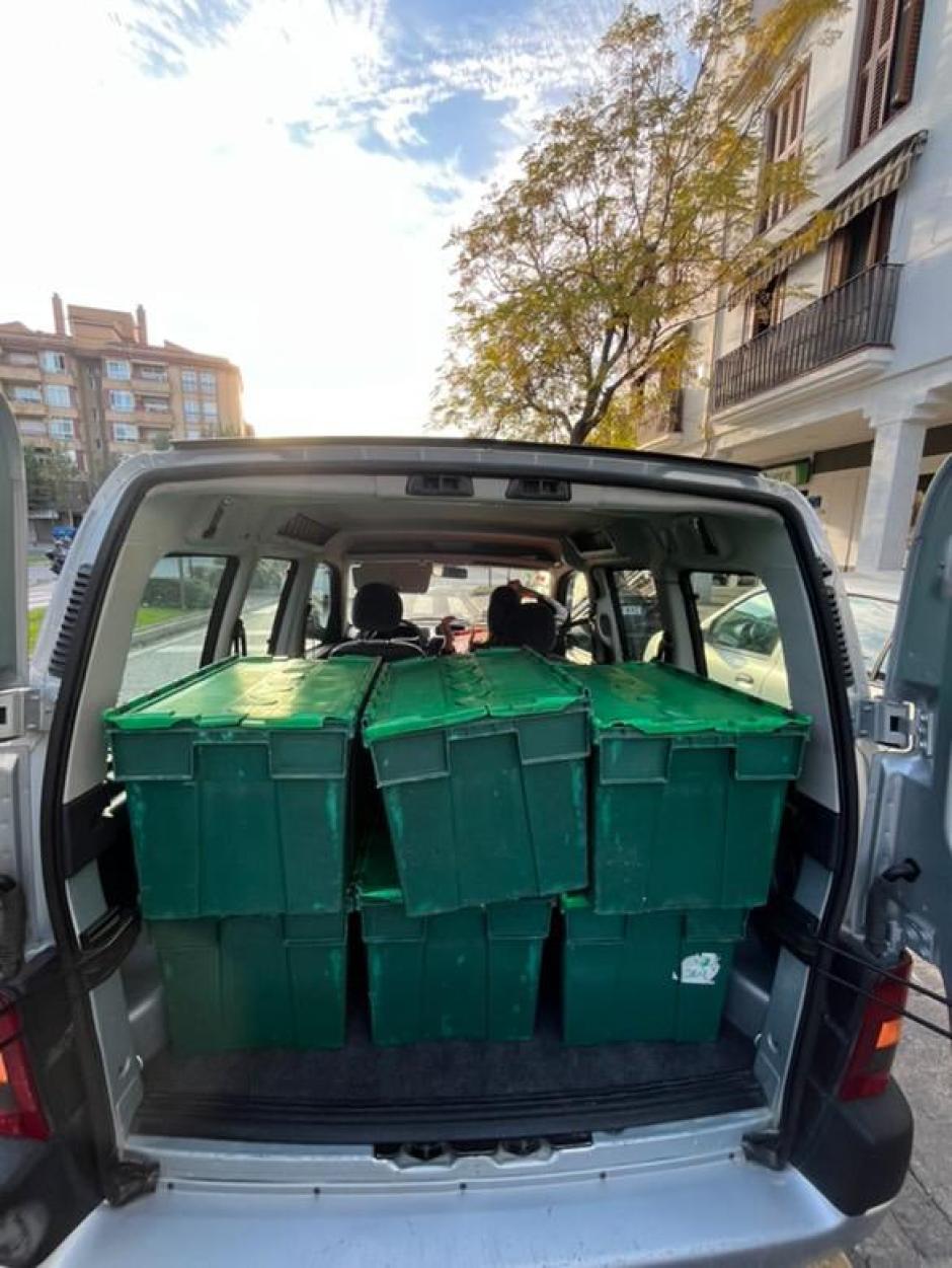 Parte trasera del coche de las futbolistas con las cajas recogidas