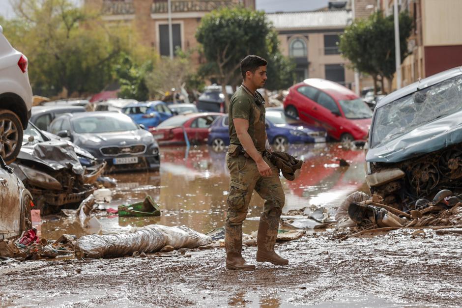 Decenas de coches acumulados dentro del casco urbano de Paiporta, Valencia, este lunes