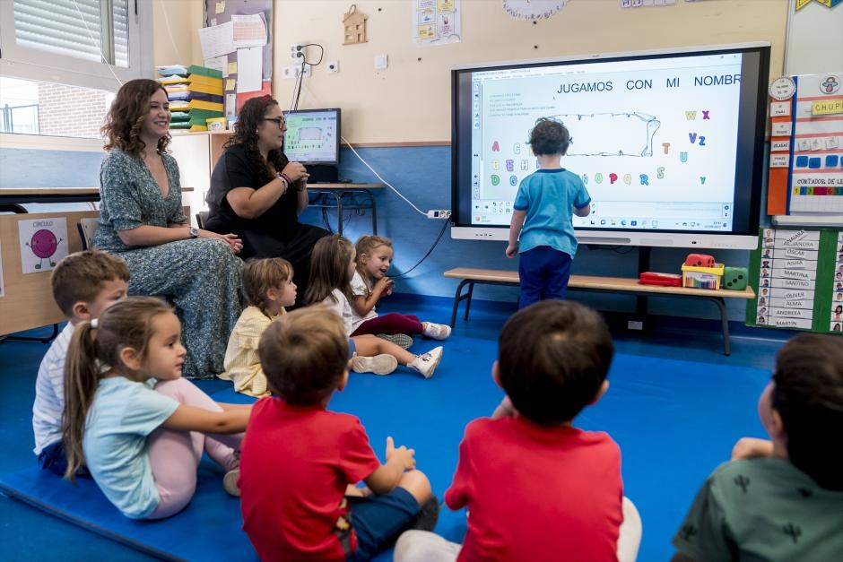 La presidenta de la Comunidad de Madrid, Isabel Díaz Ayuso, visita un colegio