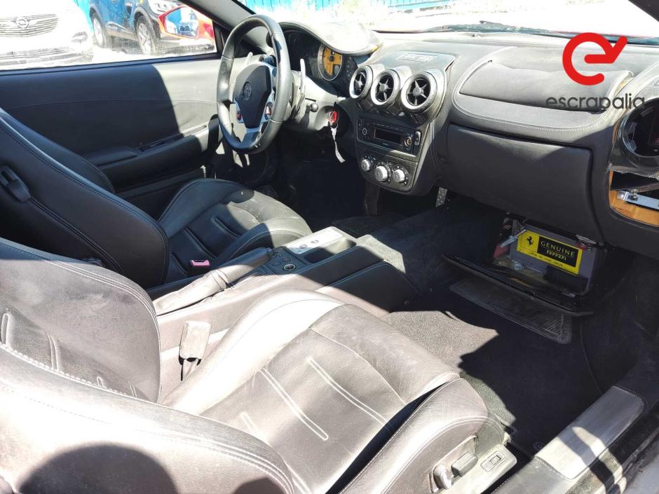 El interior del Ferrari da cierta pena