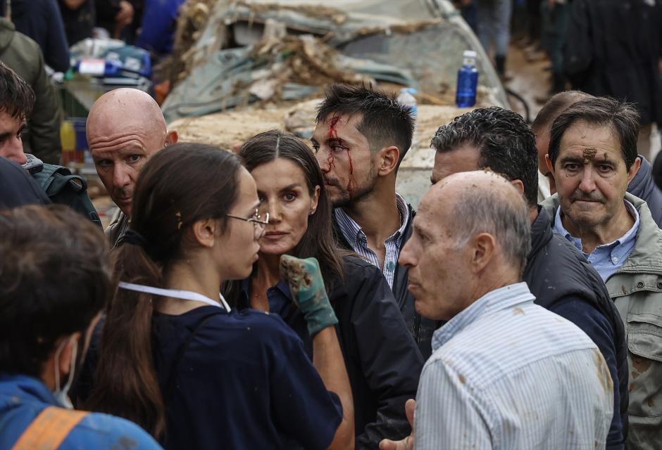 Doña Letizia, junto al escolta herido y algunos de sus colaboradores