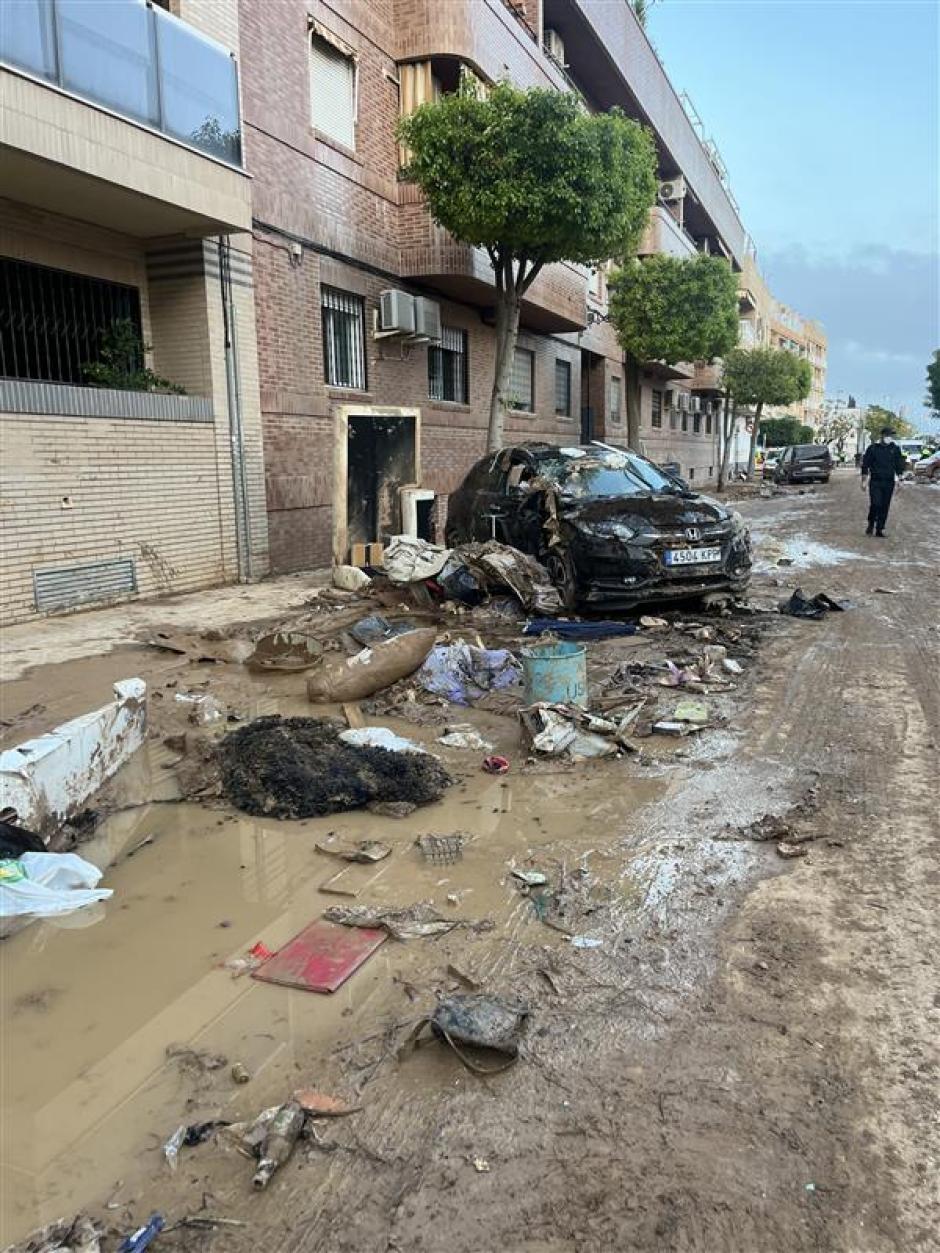 Uno de los miles de coches dañados, en las calles de Sedaví