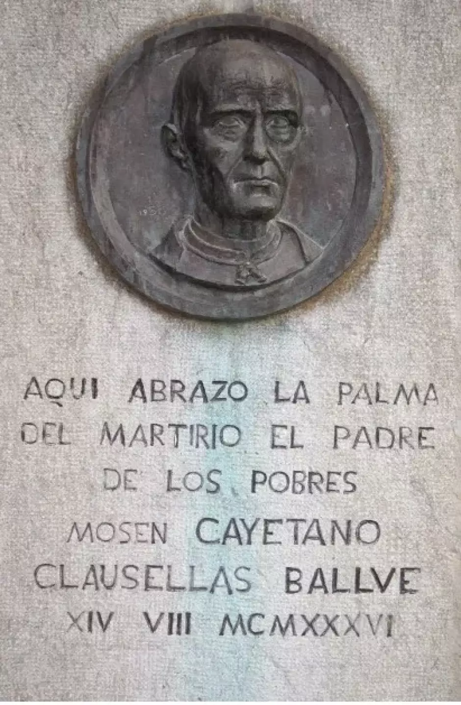 La inscripción del monolito erigido en memoria del martirio del "padre de los pobres"