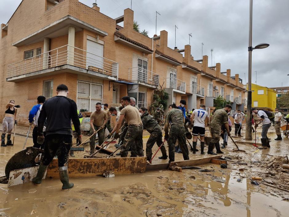 Personal del Regimiento de Artillería Antiaérea n.º 74 (Sevilla) del Ejército de Tierra realiza tareas de limpieza y desescombro en Benetússer