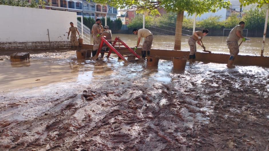 Miembros de la Base Aérea de Zaragoza, ACAR Tablada y Ala 11 realizan labores de limpieza en el en CEIP San José de Calasanz, en Algemesí.