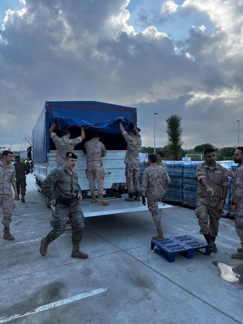 Las unidades de la Base Aérea de Cuatro Vientos se unen al reparto de productos para la desinfección de zonas junto a CIMIC del Ejército de Tierra por diferentes municipios de Valencia.