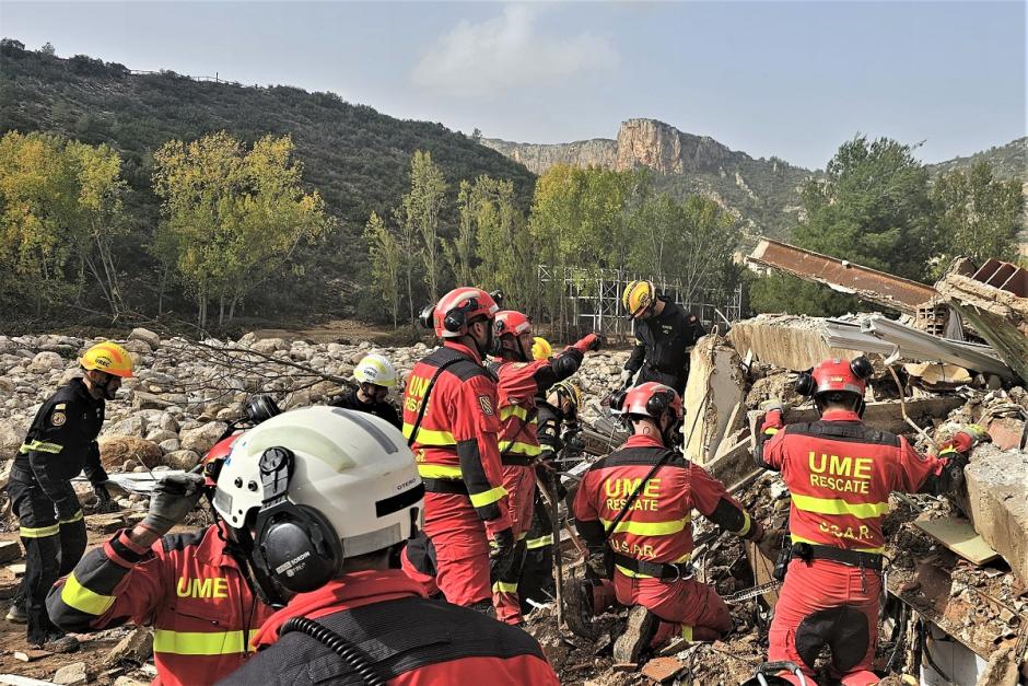 Acciones de búsqueda y rescate de posibles víctimas a cargo del equipo de búsqueda y rescate urbano (USAR) del Tercer Batallón de la UME