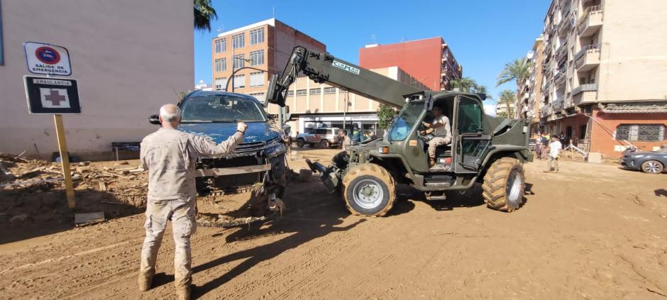 Militares del Escuadrón de Apoyo al Despliegue Aéreo del Ejército de Aire trabajan sin descanso en Paiporta, ayudando a la población a retirar vehículos y escombros que bloquean las calles