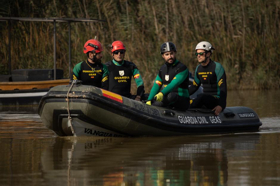 Despliegue de efectivos de la Guardia Civil en búsqueda de desaparecidos tras la DANA en la Albufera, Valencia