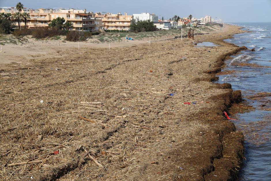 Restos de residuos en la playa de Cullera por la DANA