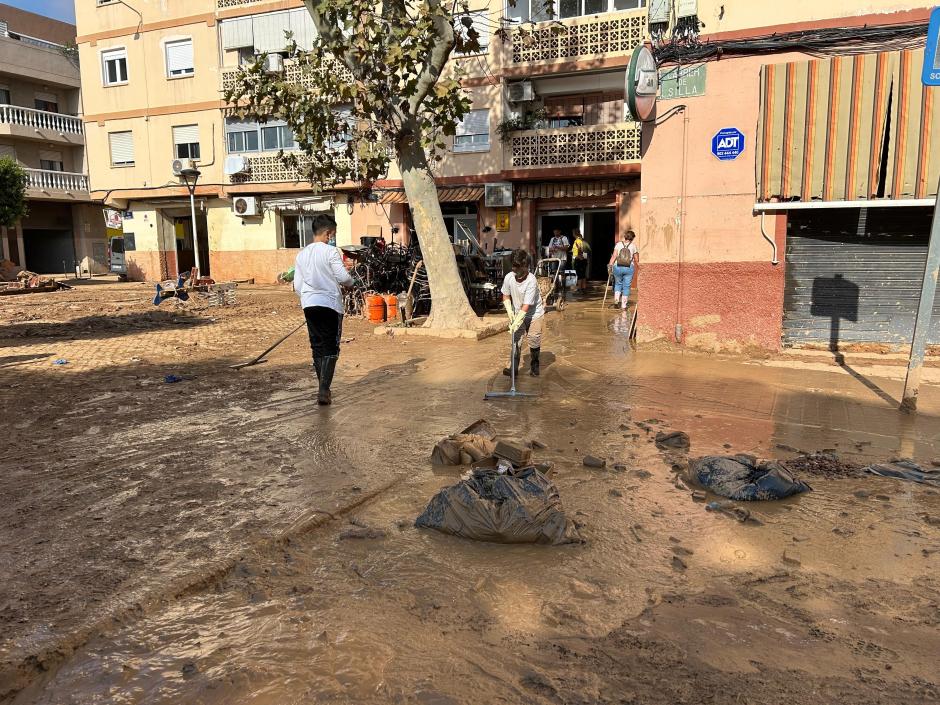 Niños ayudan a limpiar un bar en Sedavi