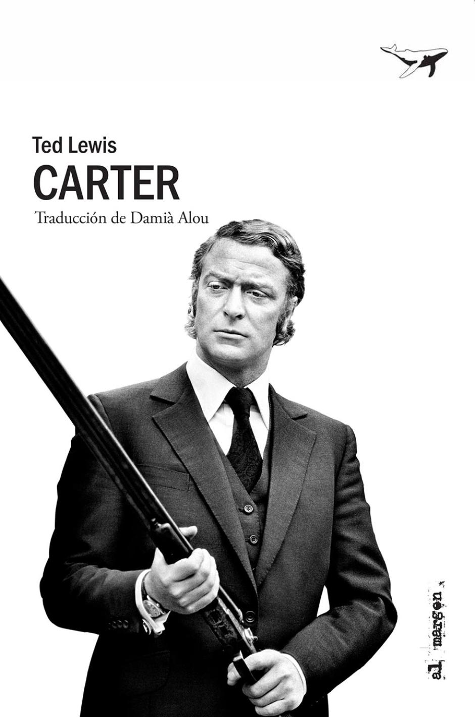 Carter, originalmente Jack’s return home, de Ted Lewis, es una rara y poco conocida novela rescatada en español hace poco por Sajalín Editores. De hecho, es más conocida su adaptación al cine de 1971, Get Carter, protagonizada por Michael Caine. La novela, sin embargo, es una auténtica genialidad narrativa que cuenta la historia de venganza de Jack Carter, un sicario a sueldo de mafiosos londinenses que decide vengarse de sus jefes tras la muerte de su hermano.