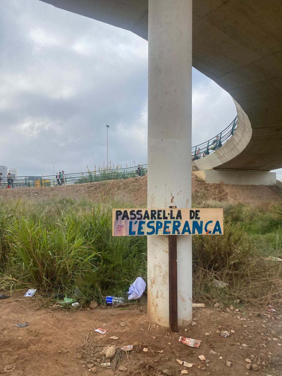 Un cartel improvisado que rebautiza un acceso peatonal a los pueblos al sur de Valencia