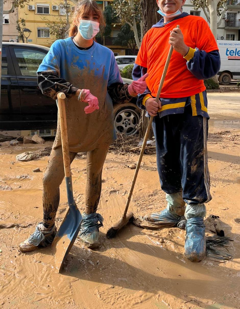 La cronista, con su padre, en labores de limpieza tras la DANA