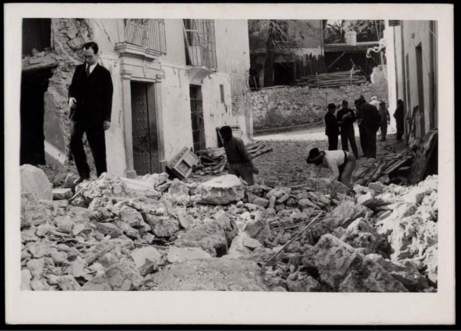 "Vecinos viendo desemcombrar para extraer cadáveres bajo los destrozos"