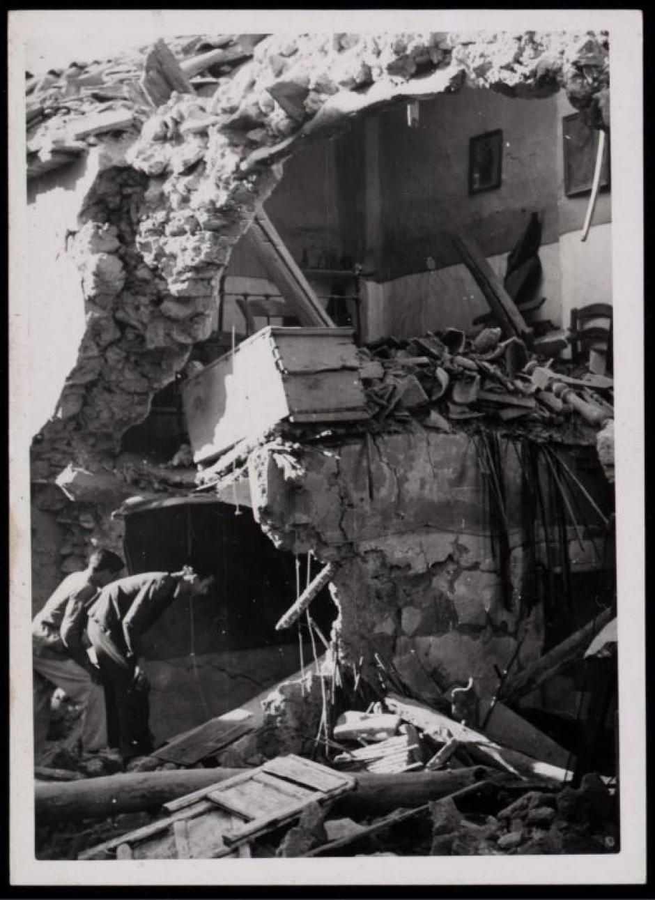 El bombardeo no fue una acción al azar. Semanas antes los aviones republicanos habían sobrevolado el pueblo para estudiar la zona y trazar las rutas por las que tendrían que actuar. La calle Merino fue una de las más afectadas.