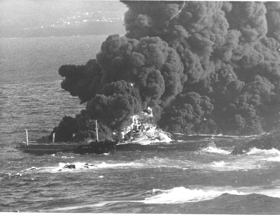 Incendio del petrolero 'Aegean Sea' ('Mar Egeo') en La Coruña en 1992