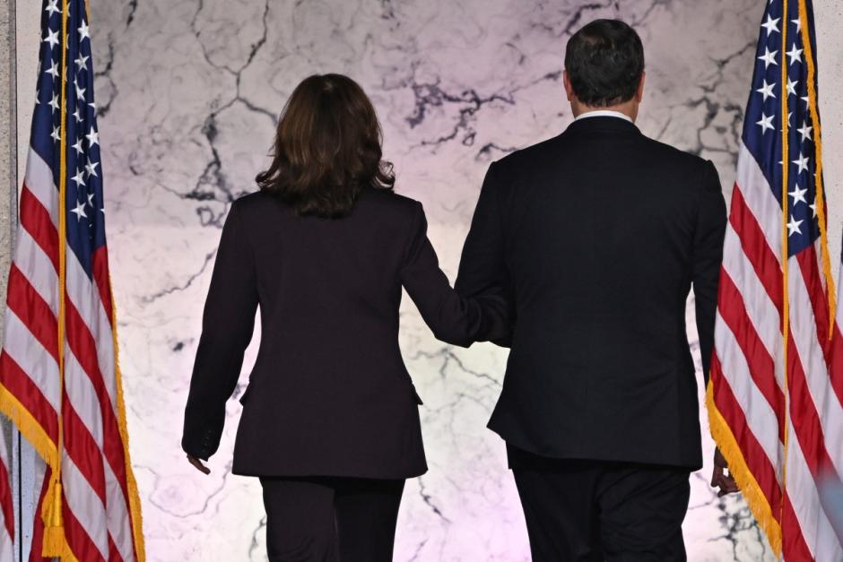 La candidata demócrata Kamala Harris (L) y Douglas Emhoff salen del escenario