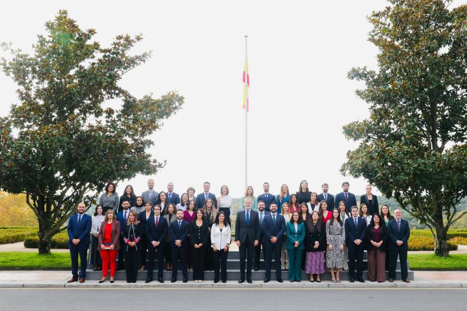 Foto de familia del Rey con los interventores y auditores en La Zarzuela