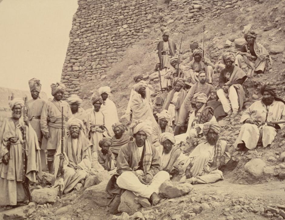 Jefes afganos y un oficial político británico posan en el fuerte de Jamrud, en la desembocadura del paso de Khyber, en 1878