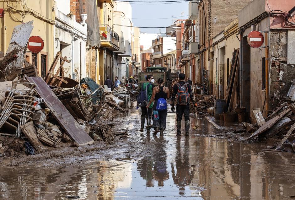 Voluntarios limpian en las zonas afectadas