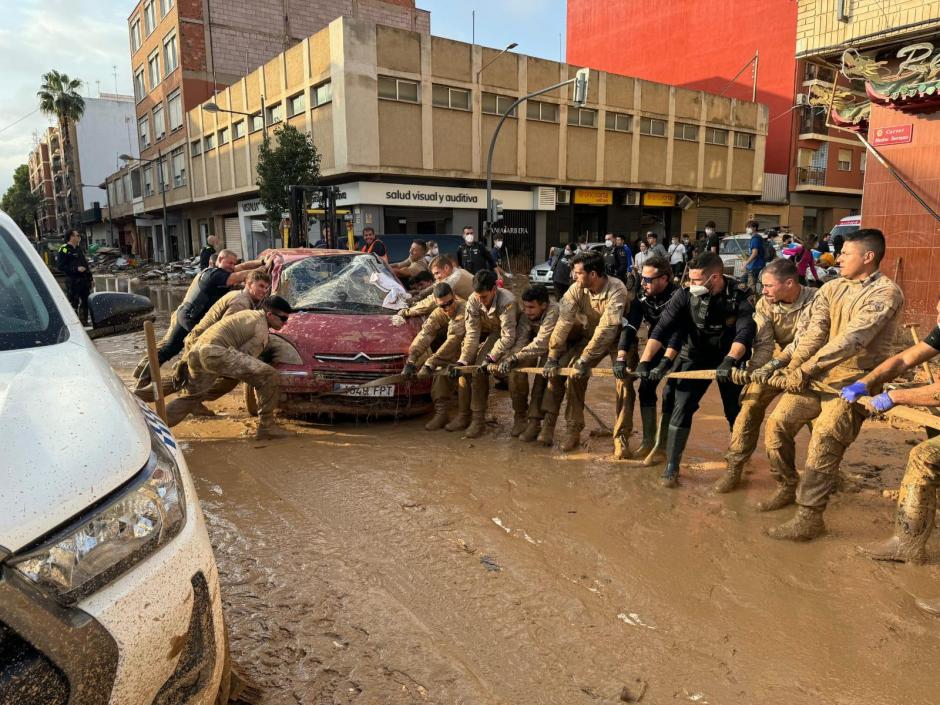 Los Infantes de Marina del Tercio de Armada trabajan sin descanso en la limpieza y apertura de viales en Paiporta (Valencia)