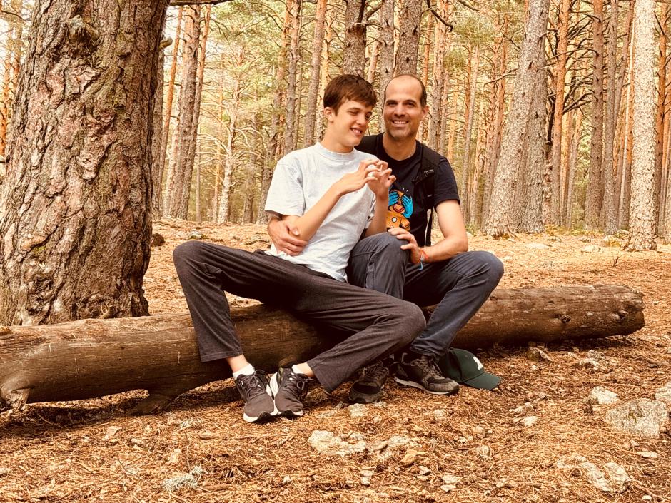 Padre e hijo, retratados durante una excursión al campo