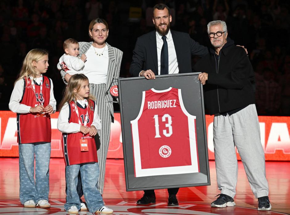 El jugador de baloncesto del Real Madrid Sergio Rodríguez posa al ser presentado en el Salón de la Fama del Olimpia Milán, en el descanso del partido de la Euroliga de baloncesto entre el Olimpia Milán y el Real Madrid