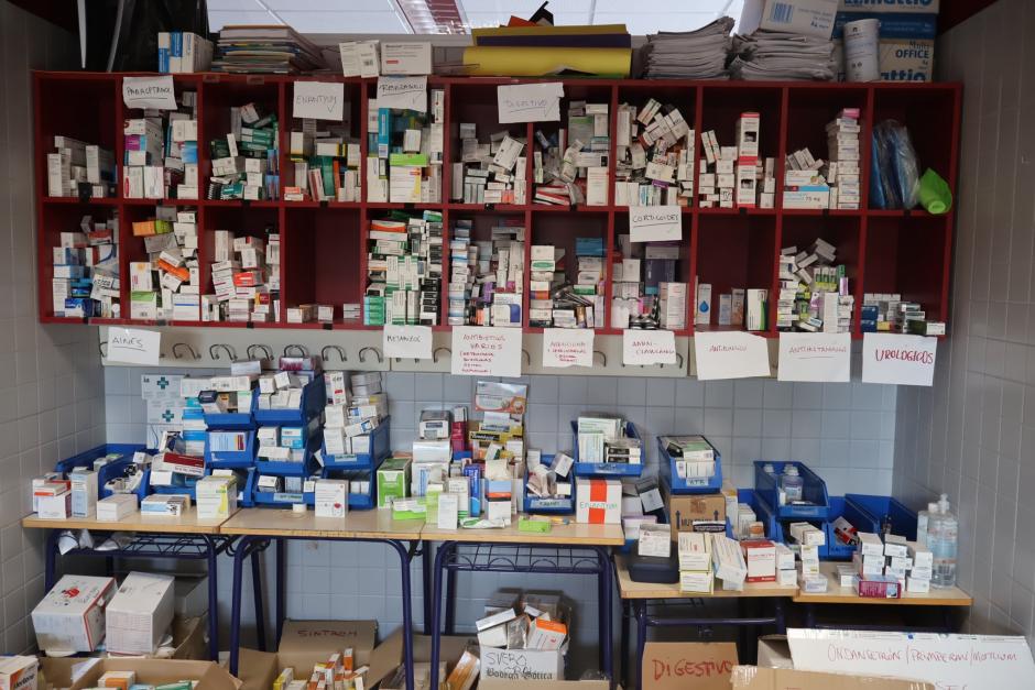 Medicamentos clasificados en las casillas de los alumnos más pequeños del Instituto Luís Vives en Paiporta, Valencia