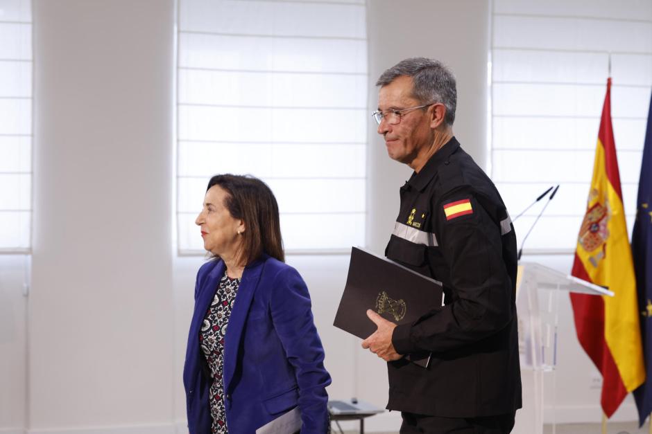 La ministra de Defensa, Margarita Robles, con el general jefe de la UME, teniente general Javier Marcos