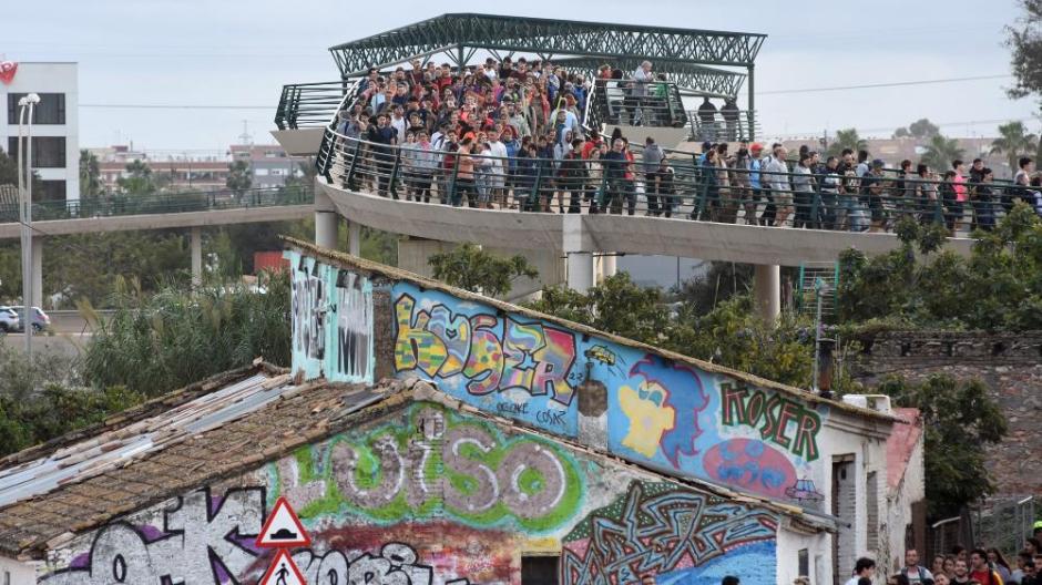 Imagen de miles de valencianos voluntarios, accediendo a la pedanía de La Torre