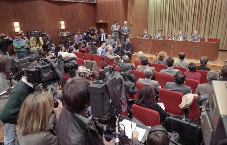 La conferencia de prensa el 9 de noviembre de 1989. Riccardo Ehrman es el que está sentado en el podio, con la mesa detrás de él