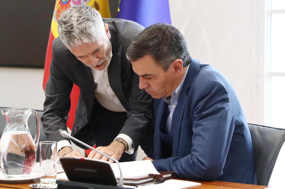 El presidente del Gobierno, Pedro Sánchez (d), junto al ministro del Interior, Fernando Grande-Marlaska (i)