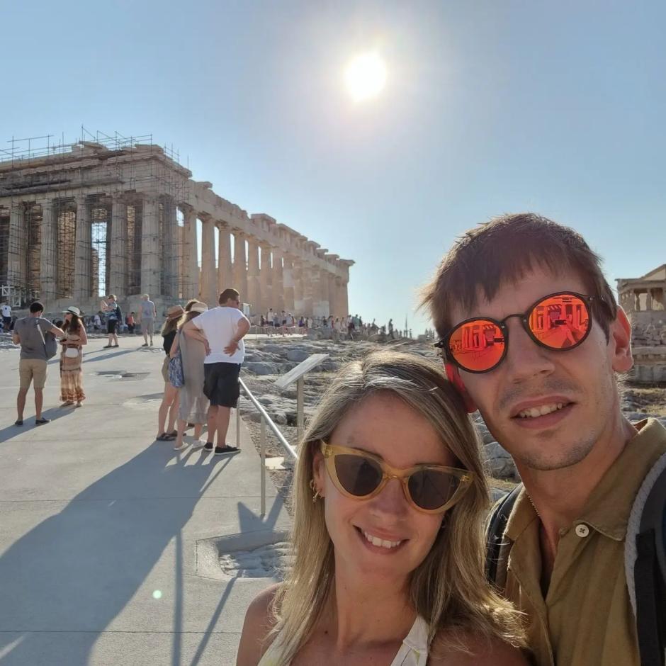 Verónica, junto a su marido, en un viaje a Grecia